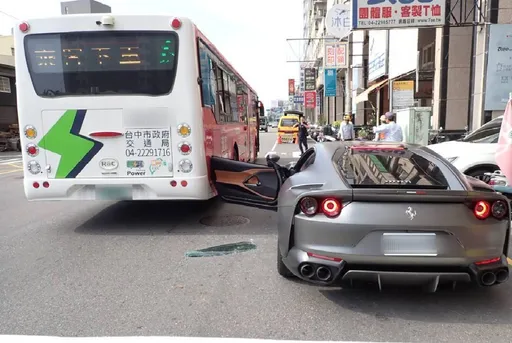 台中2千萬法拉利疑違停 開車門遭公車撞擊「整片車窗掉落」