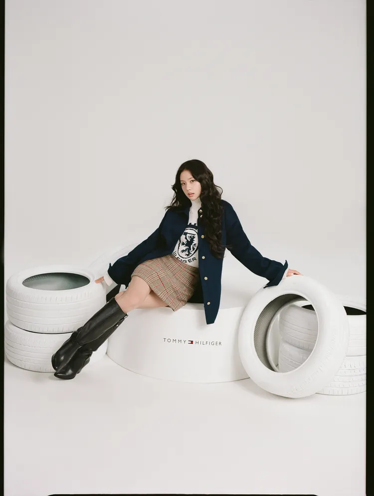 Jisoo換上海軍藍大學風外套、短裙，替經典美式風格演繹出更活潑的樣貌。品牌提供