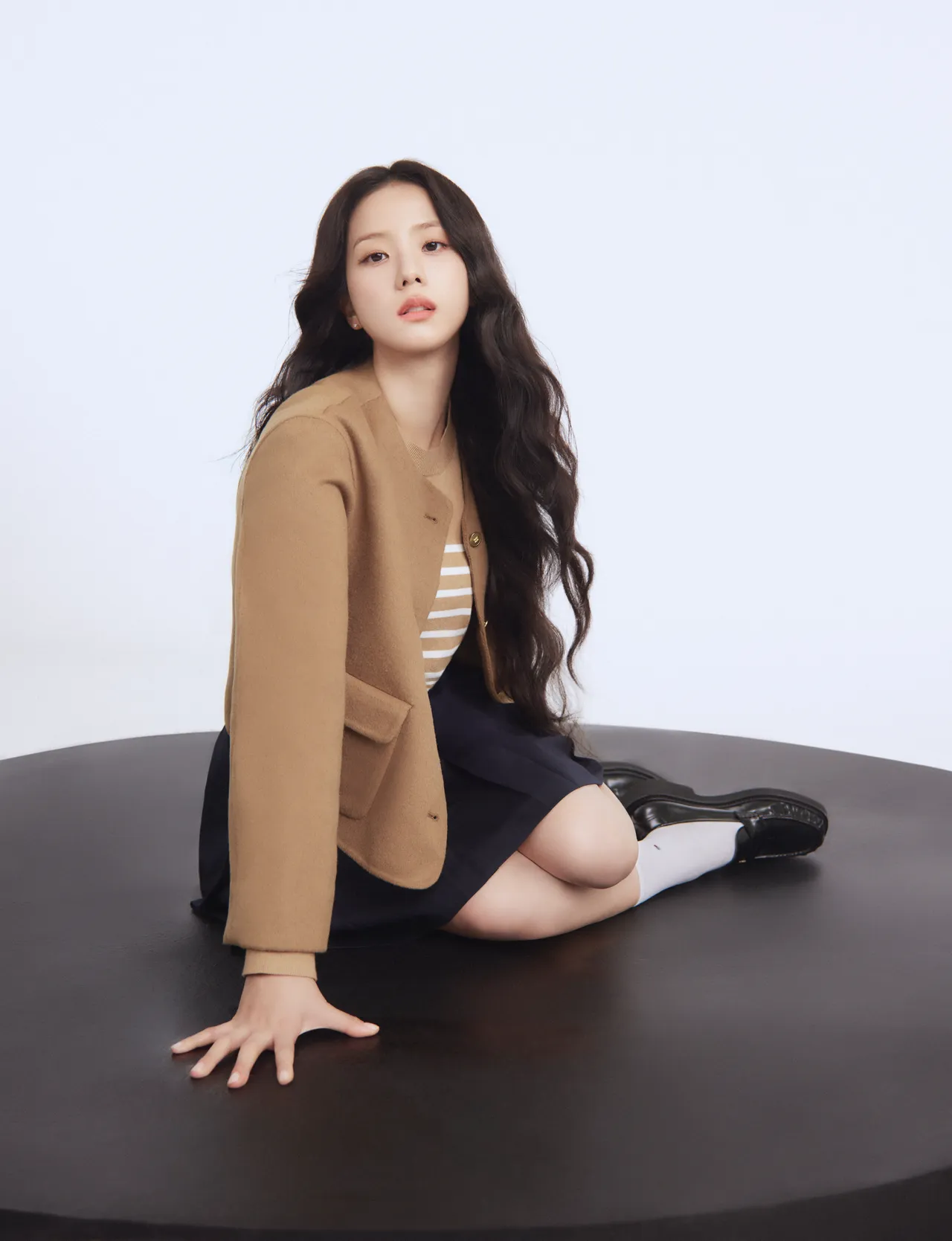 Jisoo拍摄TOMMY HILFIGER 2025秋季形象片。品牌提供