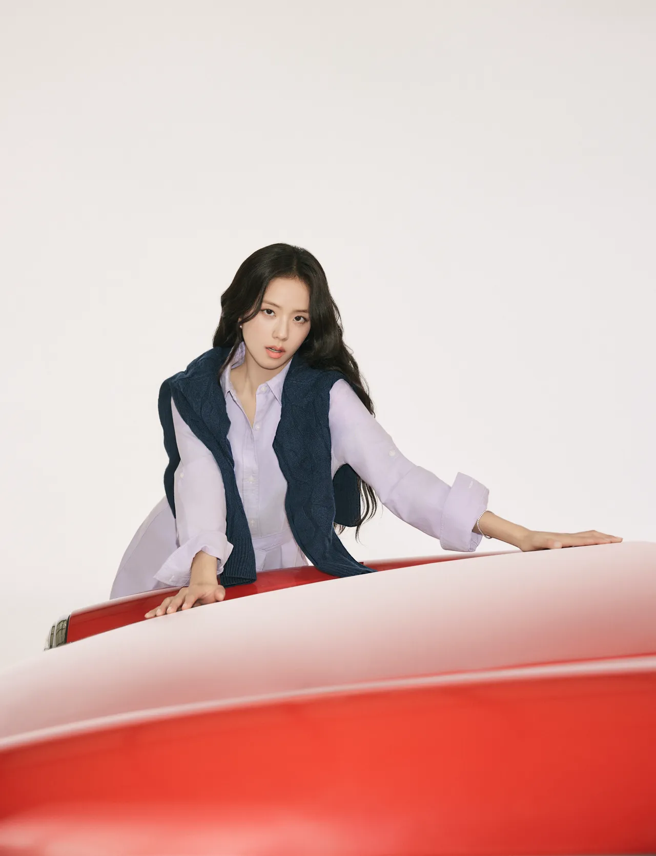 Jisoo拍摄TOMMY HILFIGER 2025秋季形象片。品牌提供