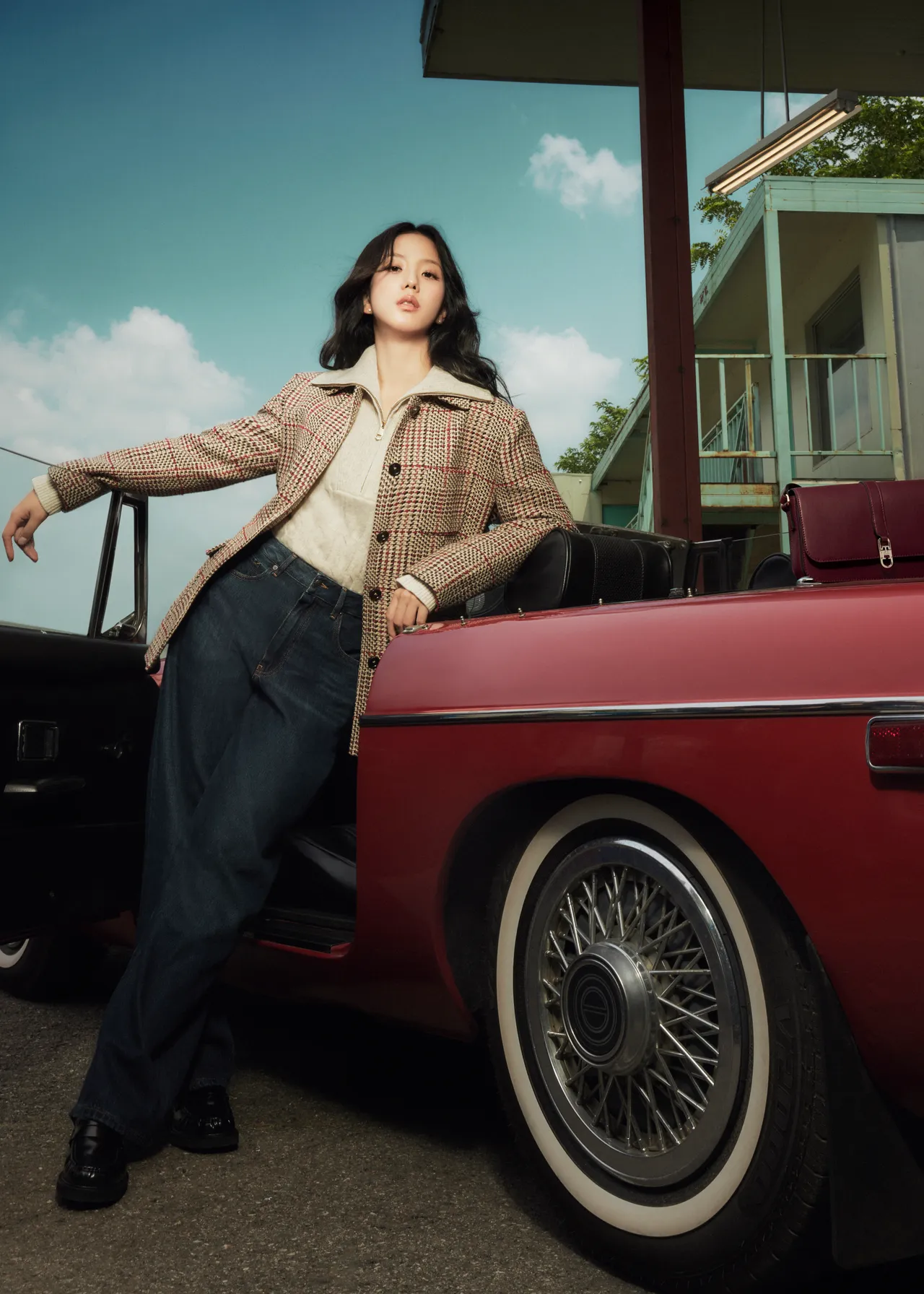 Jisoo化身TOMMY HILFIGER赛车女神。品牌提供