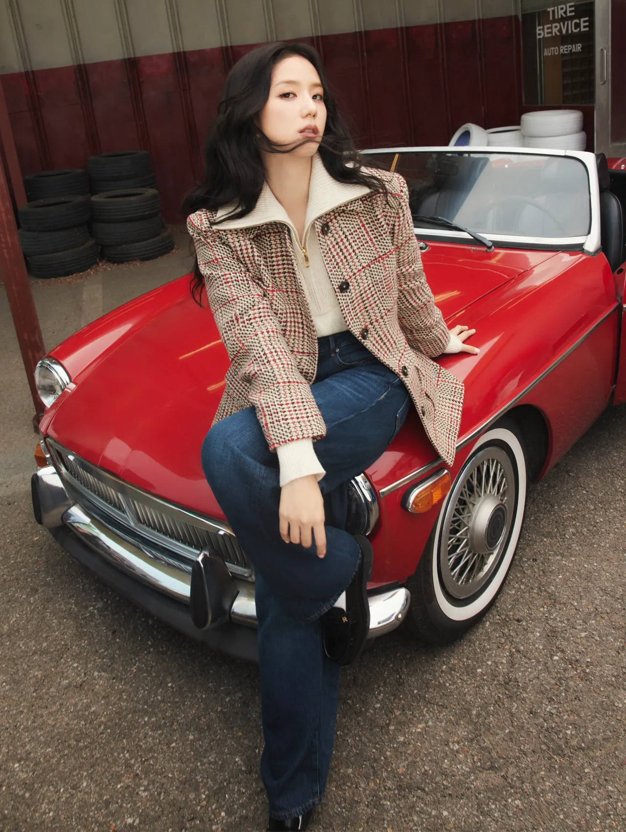 Jisoo拍摄TOMMY HILFIGER 2025秋季形象片。品牌提供