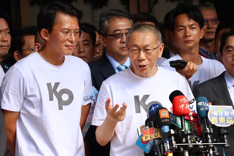 柯文哲交保，民眾黨前主席柯文哲(右)北院外法表談話、民眾黨主席黃國昌(左)。莊宗達攝