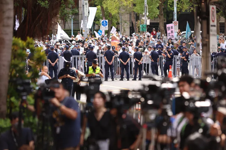 柯文哲交保 小草北檢外集結聲援。彭欣偉攝