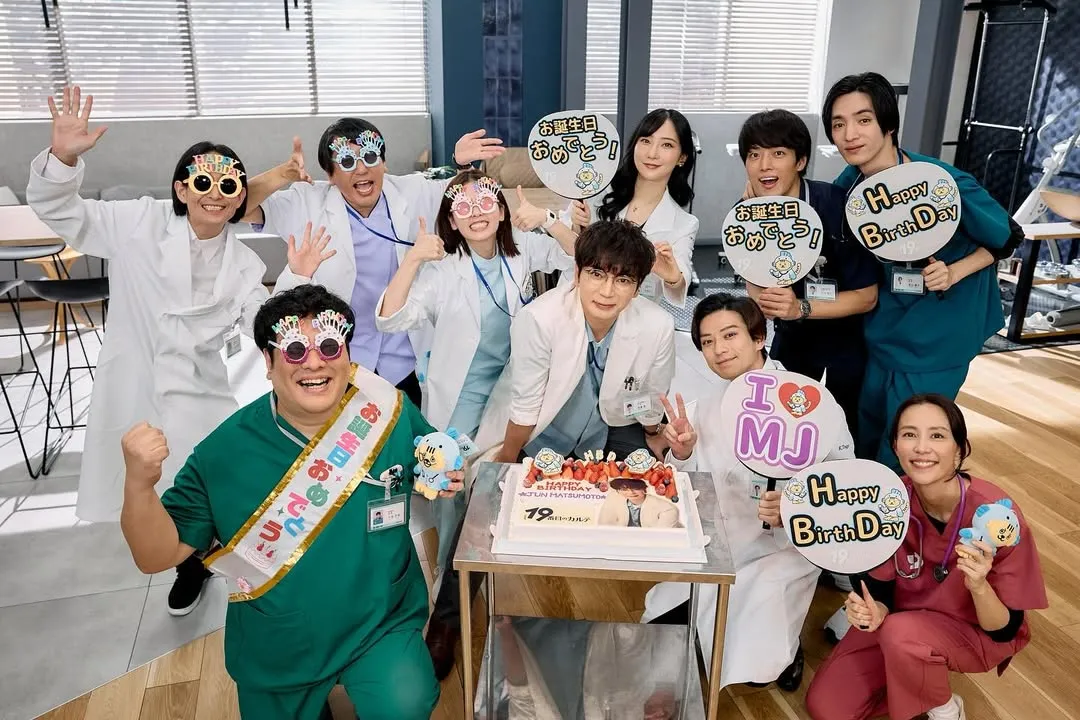 松本潤(前排中)上月底在《第19號病歷表》片場過生日,清水尋也(後排右)等演員為他慶祝。翻攝劇組IG