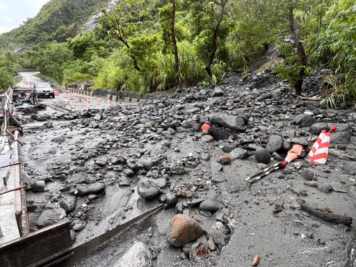 豪雨不斷!花蓮光復鄉如泡水中 前進馬太鞍溪溢流重災區又一道路阻斷