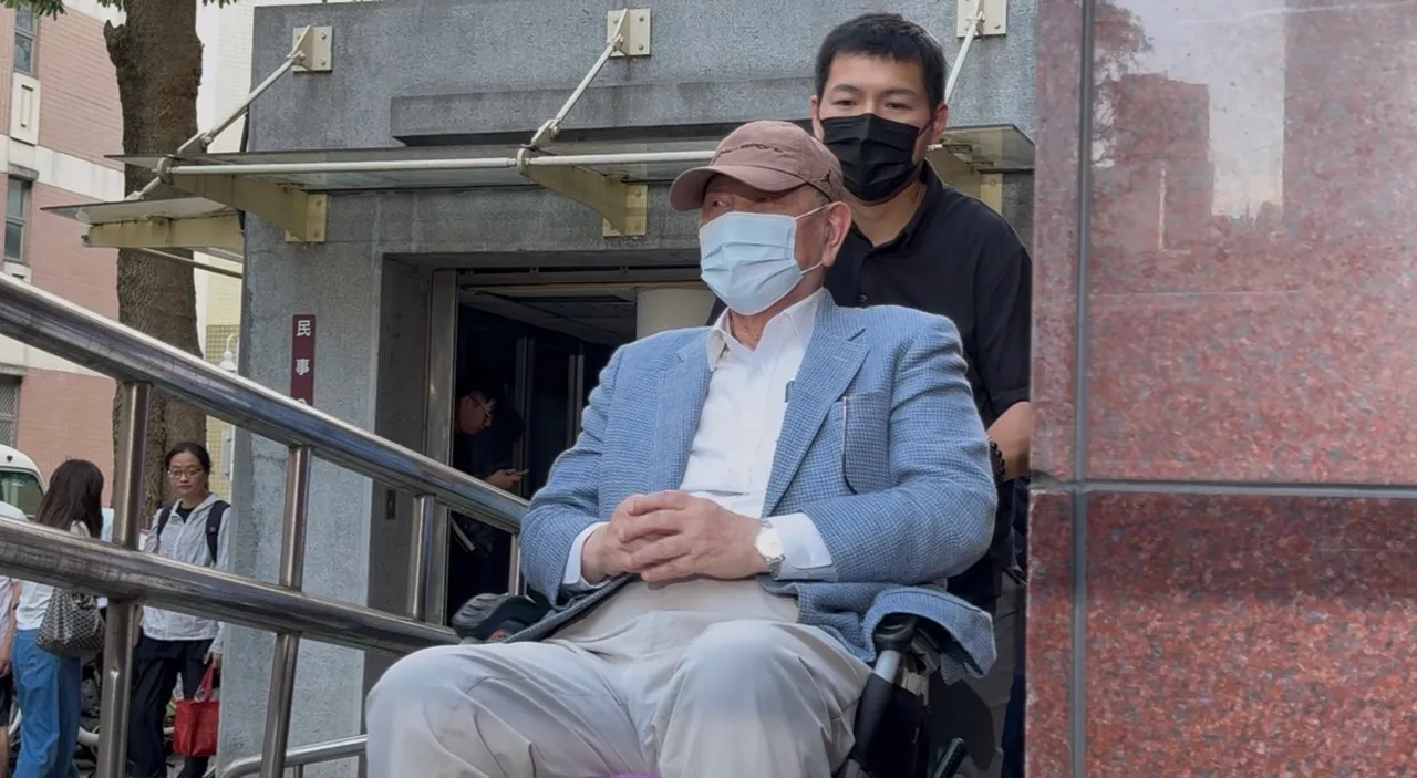 沈庆京今日坐著轮椅,现身北院出庭。谢亚庭摄