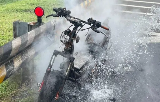 燒成骨架!五股疏洪道微型電動二輪車突起火 外籍男駕駛急跳求生