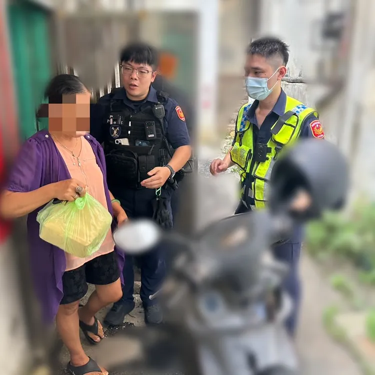 經警員鍥而不捨勸說，婦人手提巨款由警方護送返回銀行存錢。中壢警分局提供