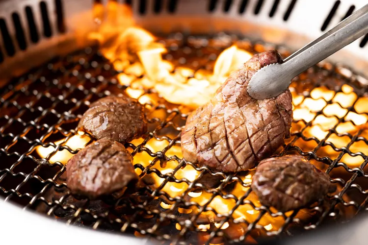 姜滿堂下吸式強力抽風甩掉油煙。業者提供