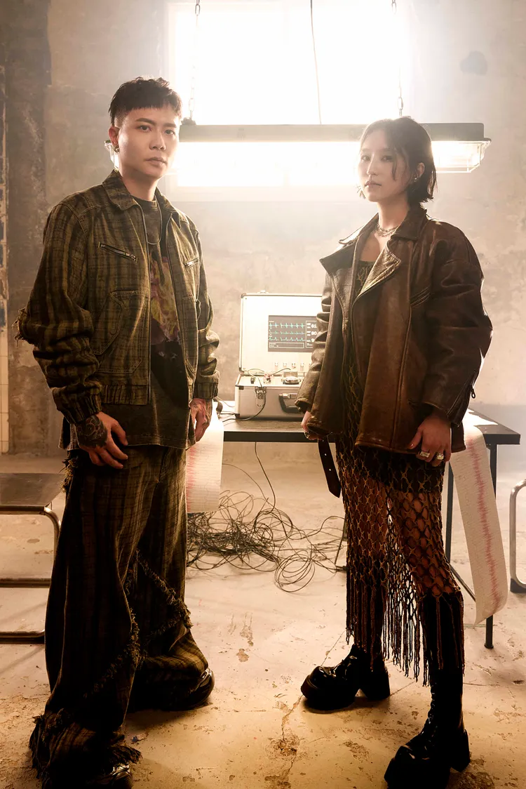 蕭秉治（左）與法蘭首度合作，聲音表情互裝兇。相信音樂提供