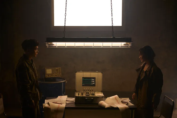 蕭秉治（左）與法蘭在MV中碟對碟。相信音樂提供