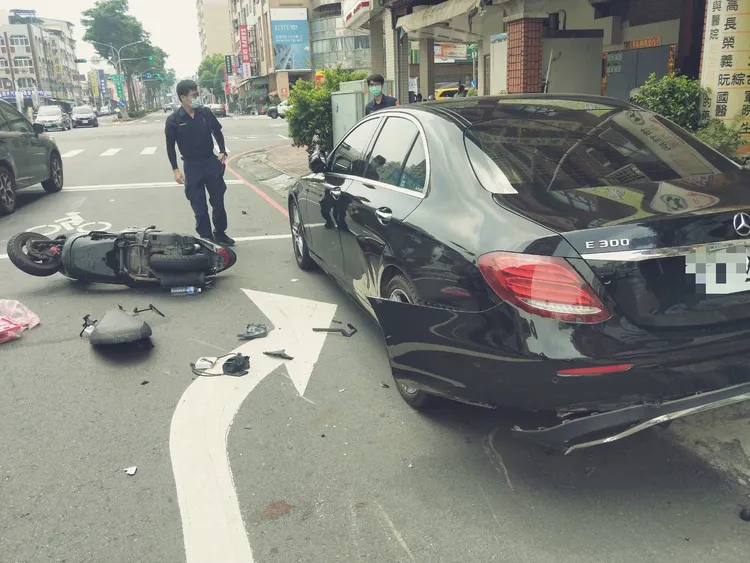機車速度太快，自摔撞上賓士車，造成騎士多處擦挫傷。翻攝畫面