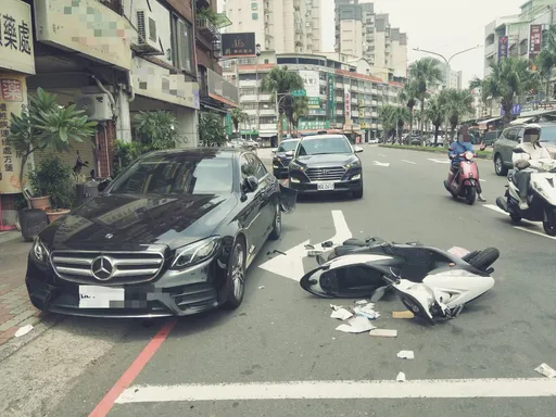 機車失速自摔!太快是肇因 被撞的賓士停這裡也惹上事
