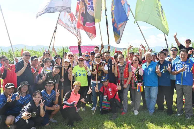 114年度第五屆新北市市長盃傳統射箭賽事開幕，300位好手齊聚同場較勁。原民局提供