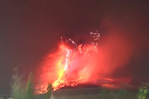 印尼火山噴發6000公尺高 當局升級到最高警戒