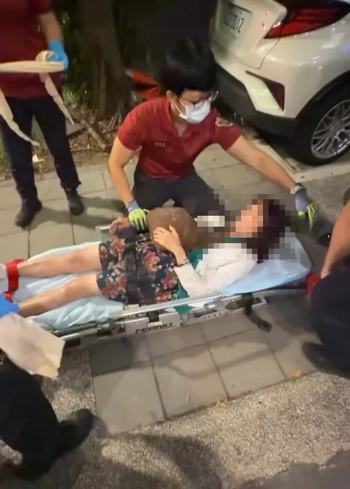 該名女子被強制送醫。翻攝自wei_di11