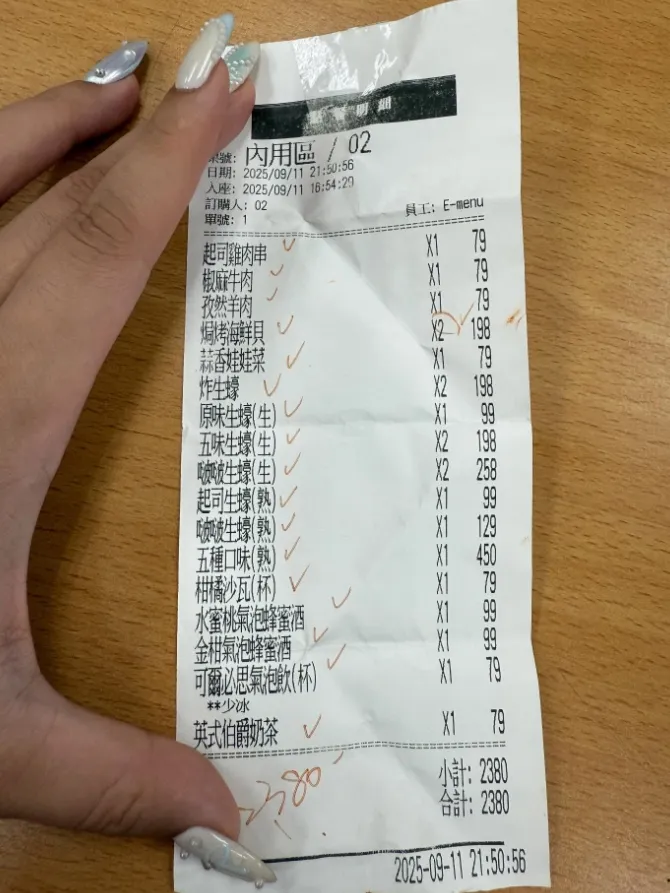 女子狂吃生蠔。翻攝自wei_di11