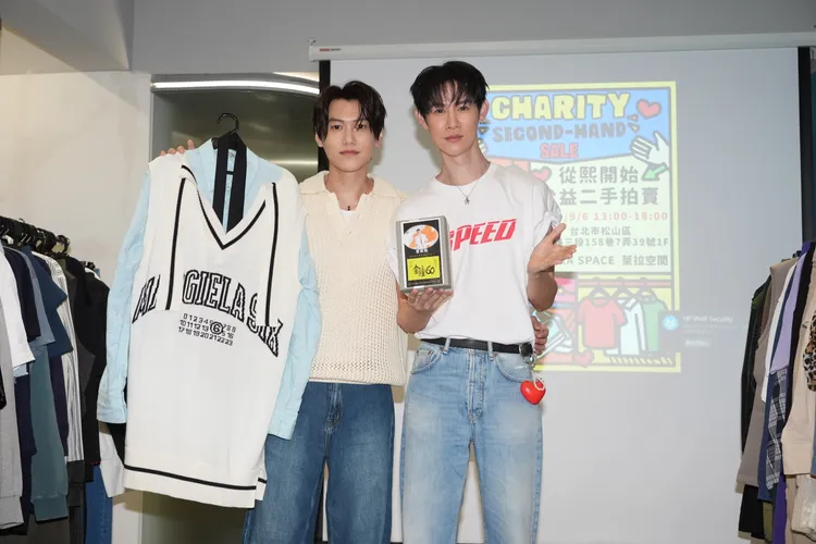 邱宇辰（左）準備打歌服，參與夏和熙的二手衣義賣活動。攝影中心攝