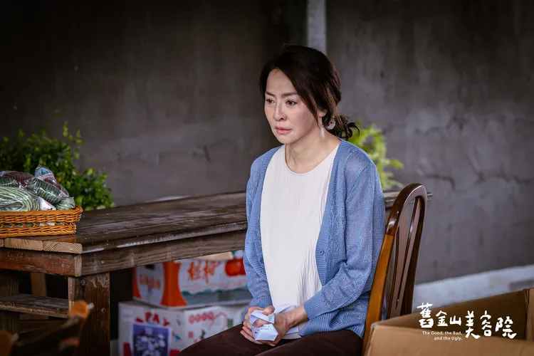 李芳雯戲裡在老公離家後獨自照顧婆婆與女兒。TVBS提供