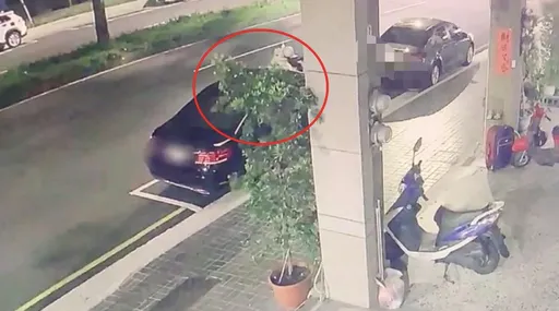 骑车撞断路边车照后镜 「看错车」以为自摔就走了!警开罚