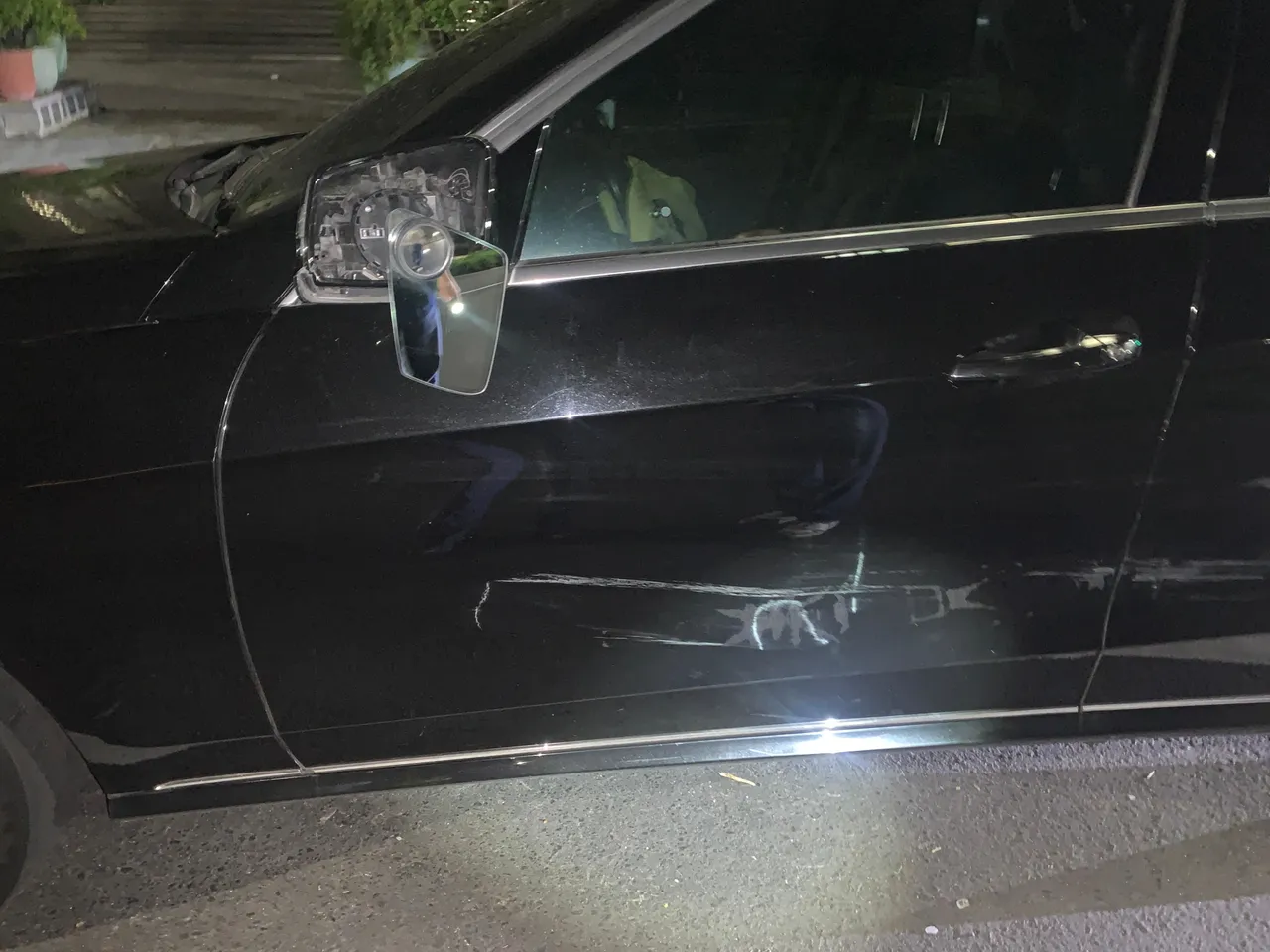 黄男疑因精神不济擦撞蔡男停路旁的车,但未停留就离开。翻摄画面