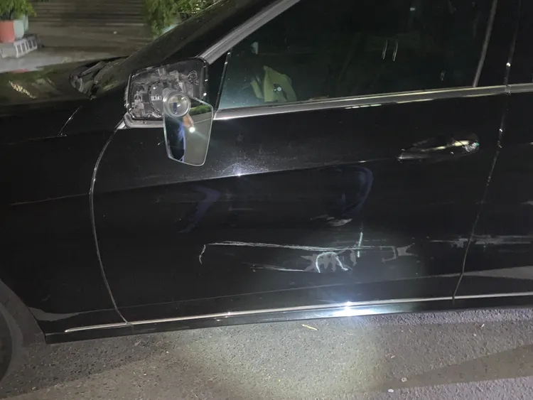 黃男疑因精神不濟擦撞蔡男停路旁的車，但未停留就離開。翻攝畫面