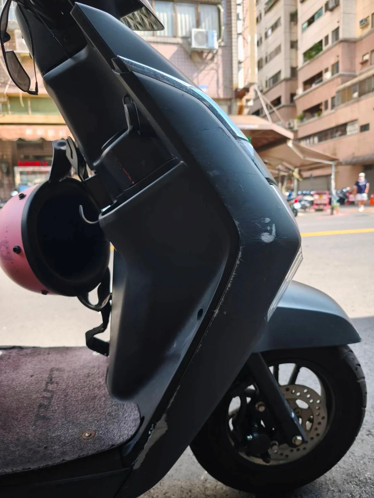 黄男疑因精神不济擦撞蔡男停路旁的车,但未停留就离开。翻摄画面
