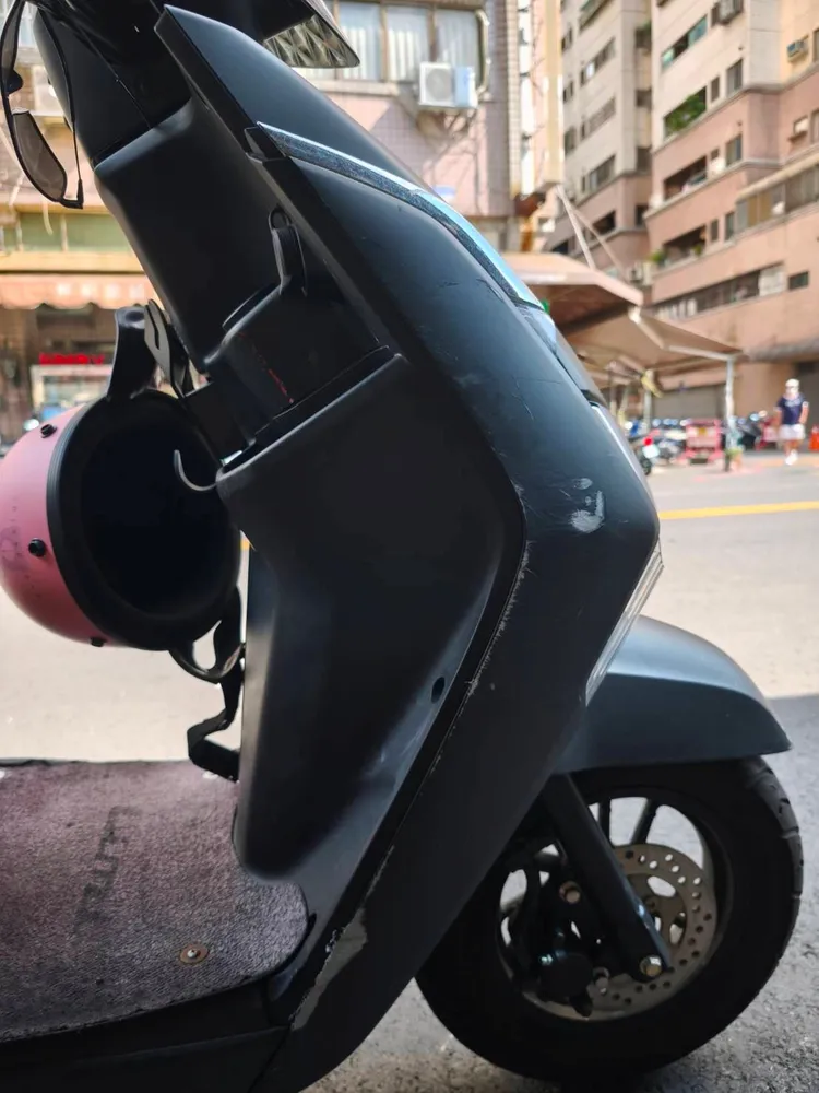 黃男疑因精神不濟擦撞蔡男停路旁的車，但未停留就離開。翻攝畫面