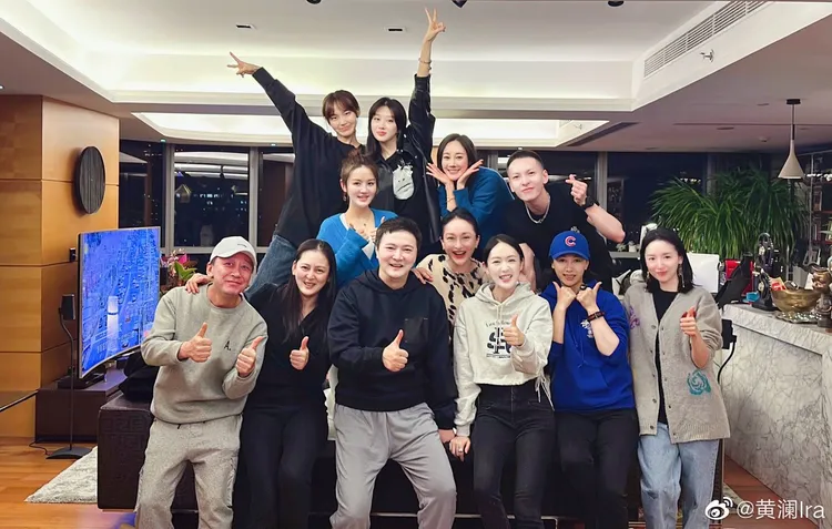 《如懿傳》演員和導演不定期聚會，氣氛融洽。翻攝黃瀾微博
