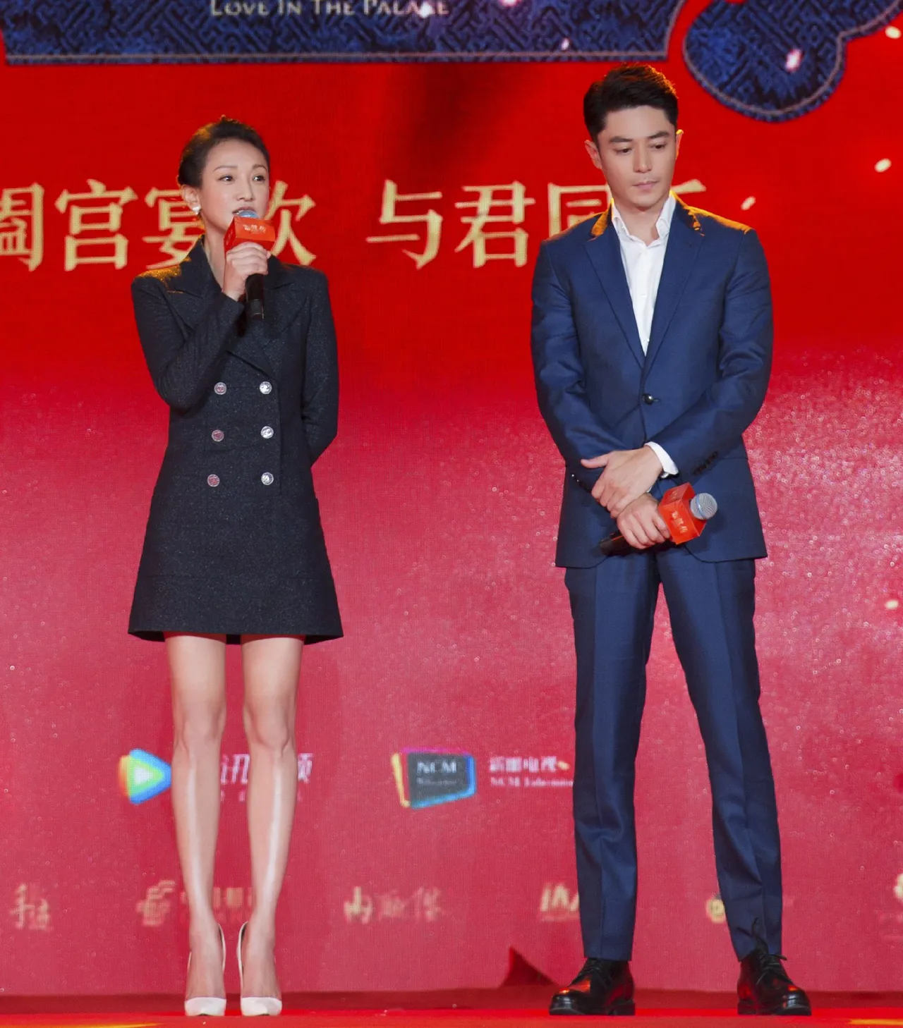 周迅(左)和霍建华欣赏彼此的演出。翻摄电视剧如懿传微博