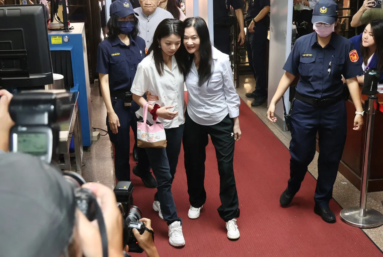 台北市議員應曉薇(右)出庭,女兒應佳妤(左)陪同。莊宗達攝
