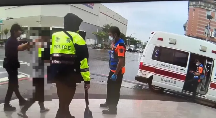 警方在歐男車上起出「喪屍菸彈」，詢後依公共危險、毒品罪嫌送辦。民眾提供