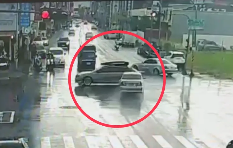 歐男精神恍惚，在警局前路口闖紅燈連環撞，嚇壞路人。民眾提供