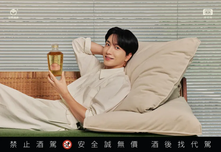 利特以溫柔堅毅形象呼應新品特色，「創世者×CHOYA桶陳金門高粱酒」展現如同最暖隊長般的細膩與優雅。品牌提供