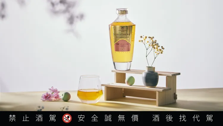 黑松首度結合金門高粱與日本CHOYA梅酒，打造跨界新品「創世者×CHOYA桶陳金門高粱酒」，展現中式烈酒與日式果香的獨特融合。品牌提供