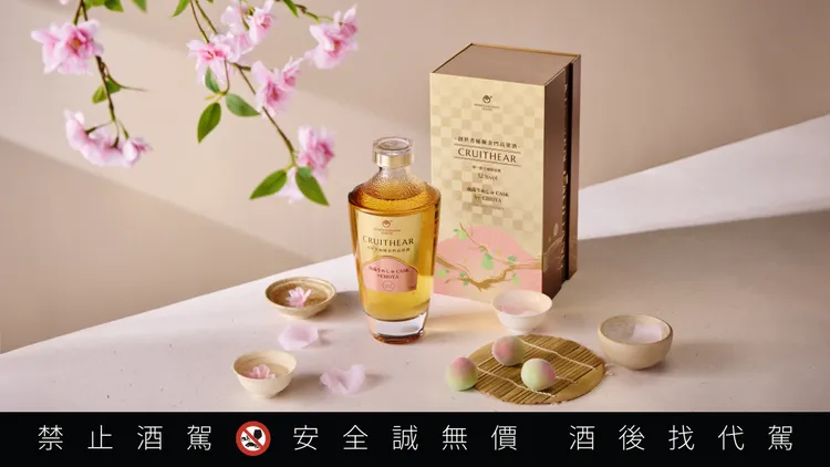 「創世者×CHOYA桶陳金門高粱酒」融合梅果酸香與木質尾韻，入口柔順帶微甜，展現層次細膩的跨界風味。品牌提供