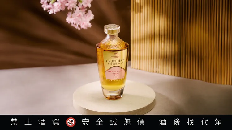 「創世者×CHOYA桶陳金門高粱酒」以南高梅桶陳工藝，融合琥珀色澤與梅果香氣，打造今秋最具收藏價值的跨界新作。品牌提供