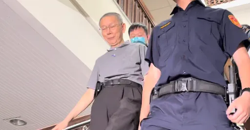 柯文哲交保後變「省話一哥」!微笑與小草握手 好心情藏不住