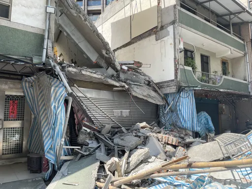 轟!蘆洲透天厝拆除驚傳樓地板崩塌壓垮鷹架 砸鄰宅及電纜線