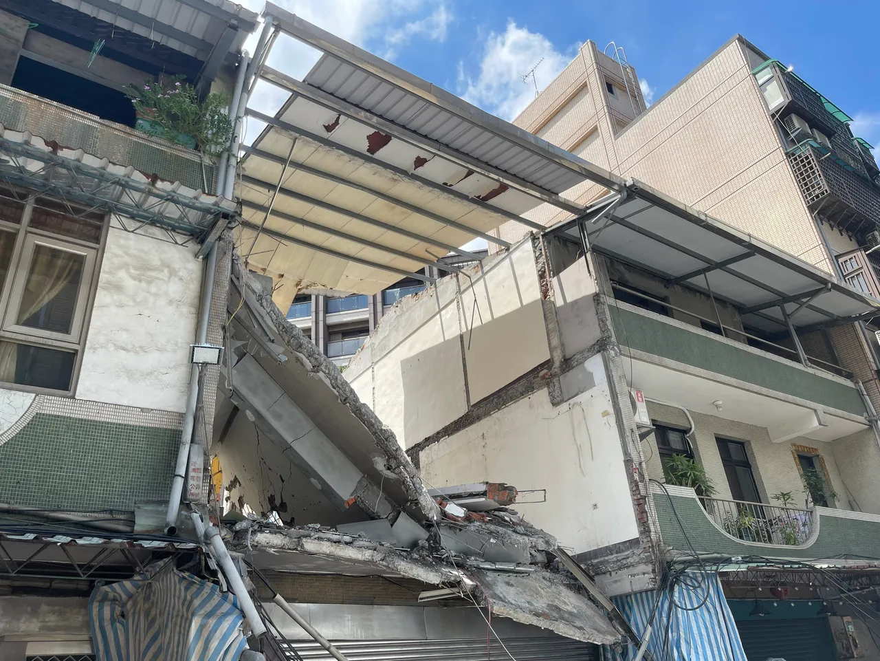 透天厝三楼楼地板崩塌,现场幸好未有人员受伤受困。翻摄画面