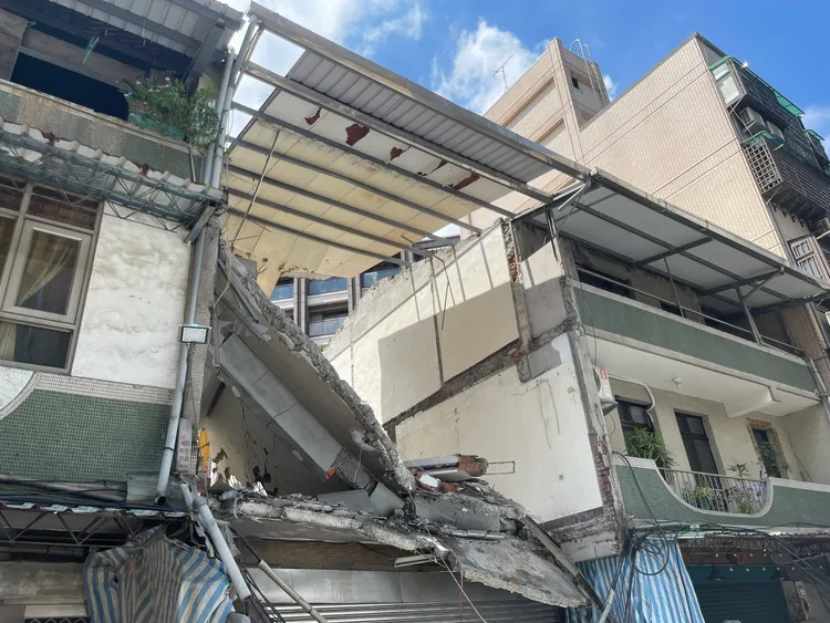 透天厝三樓樓地板崩塌，現場幸好未有人員受傷受困。翻攝畫面