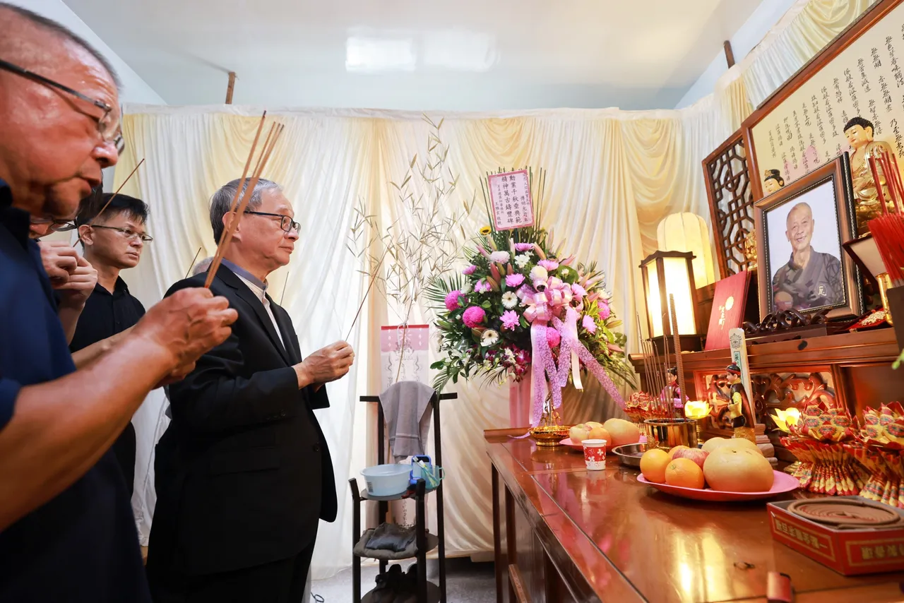 李远赴傅明光司阜灵堂拈香,感念其对于台湾传统建筑修复的传承与奉献。文化部提供