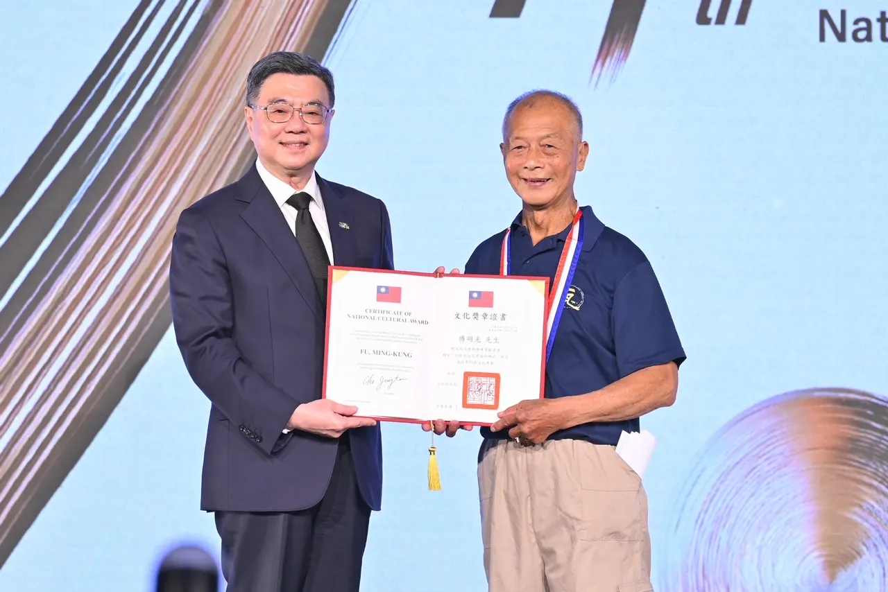 傅明光(右)于2025年获颁第44届「行政院文化奖」。文化部提供