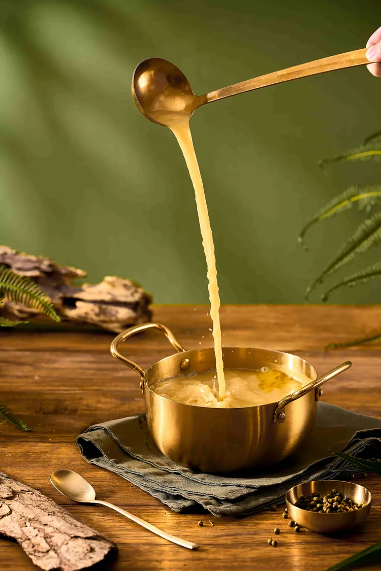 青花椒雞白湯用慢火熬煮雞骨湯底，融入青花椒微麻香氣，湯頭濃郁鮮香，清爽不膩。業者提供