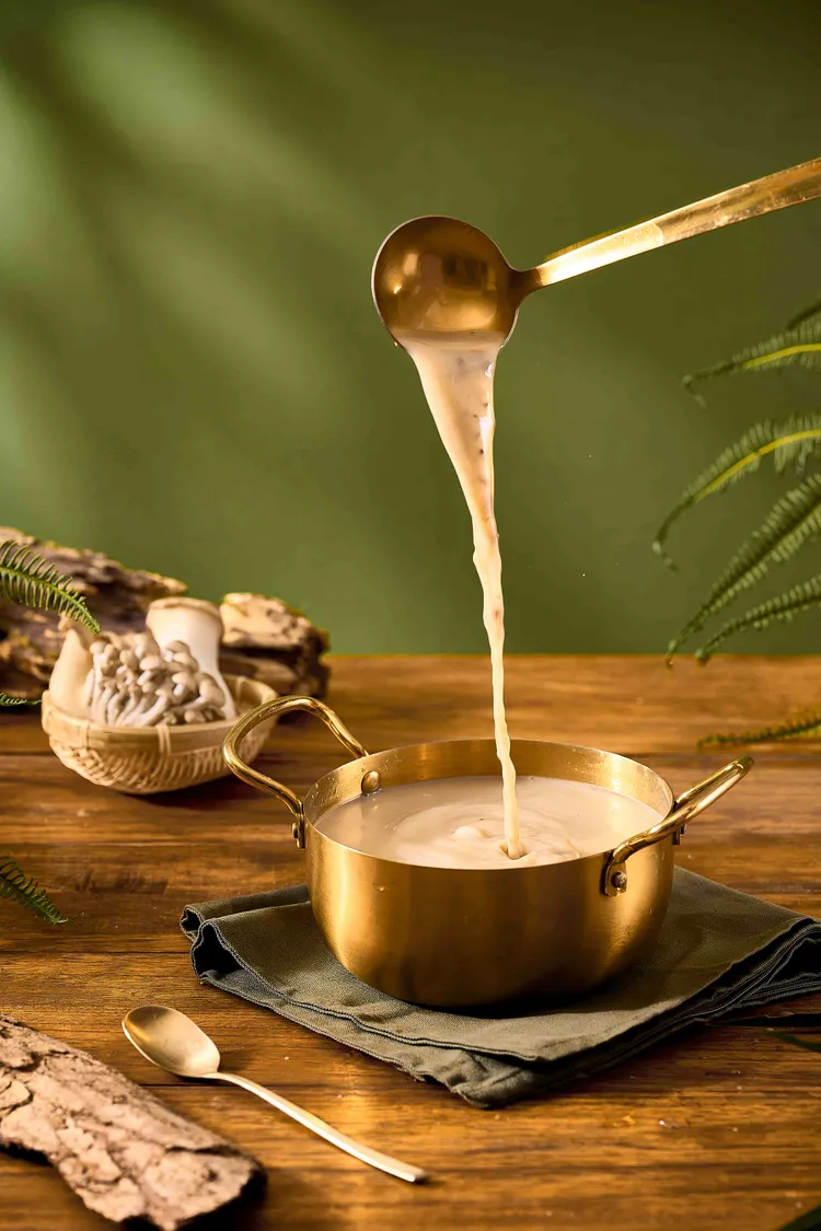 山野濃香菌菇湯嚴選多種野菇佐清潤高湯，滋味厚實醇香，彷彿嚐到山林的溫柔。業者提供