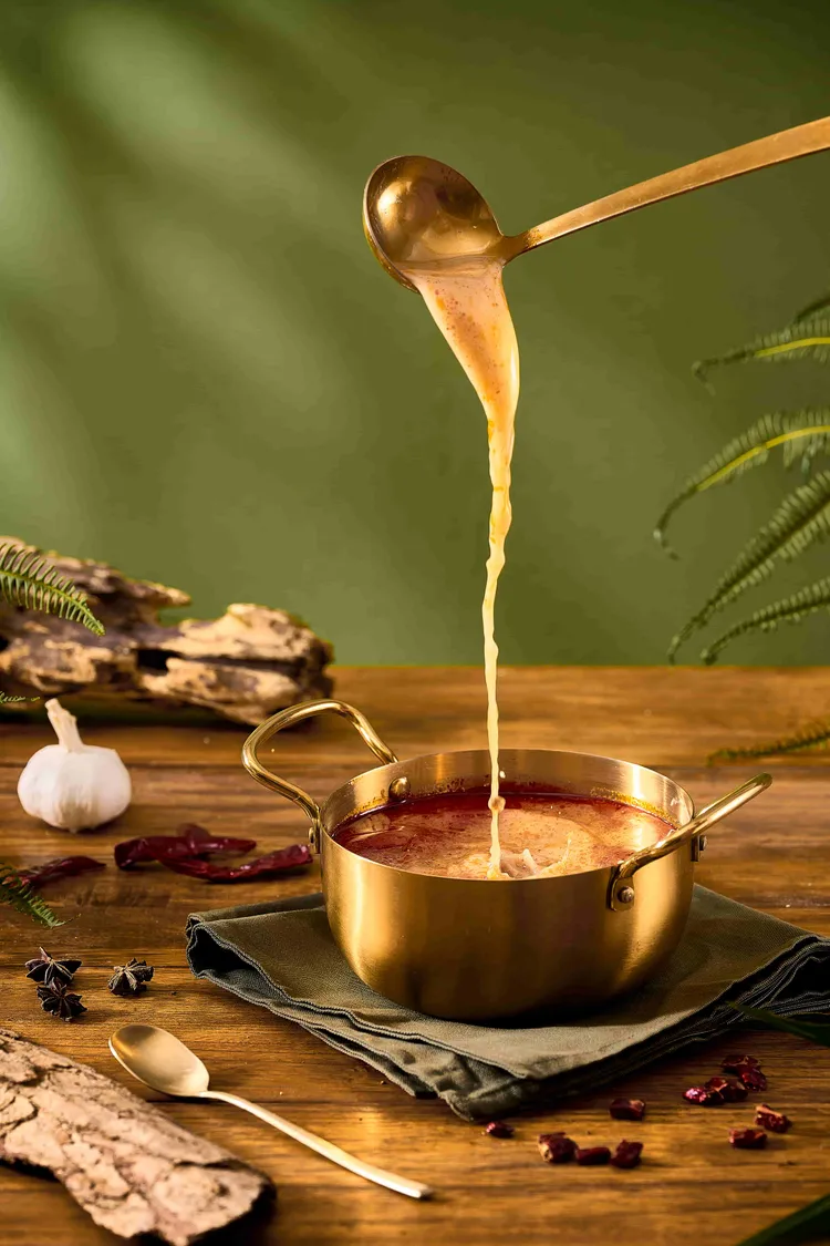 川香麻辣雞白湯以雞骨高湯搭配川香麻辣，香麻溫辣交織，帶來熱烈又溫暖的口感。業者提供