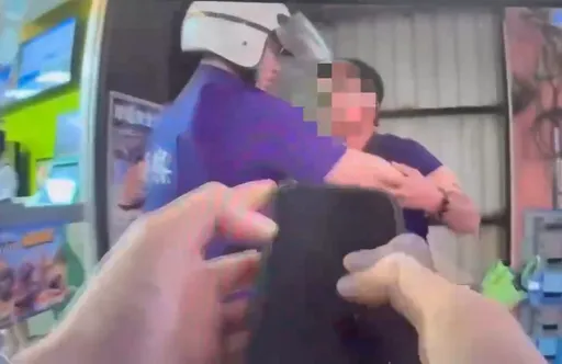好友為錢翻臉當街持刀互砍 竹警快打部隊迅速制伏法辦