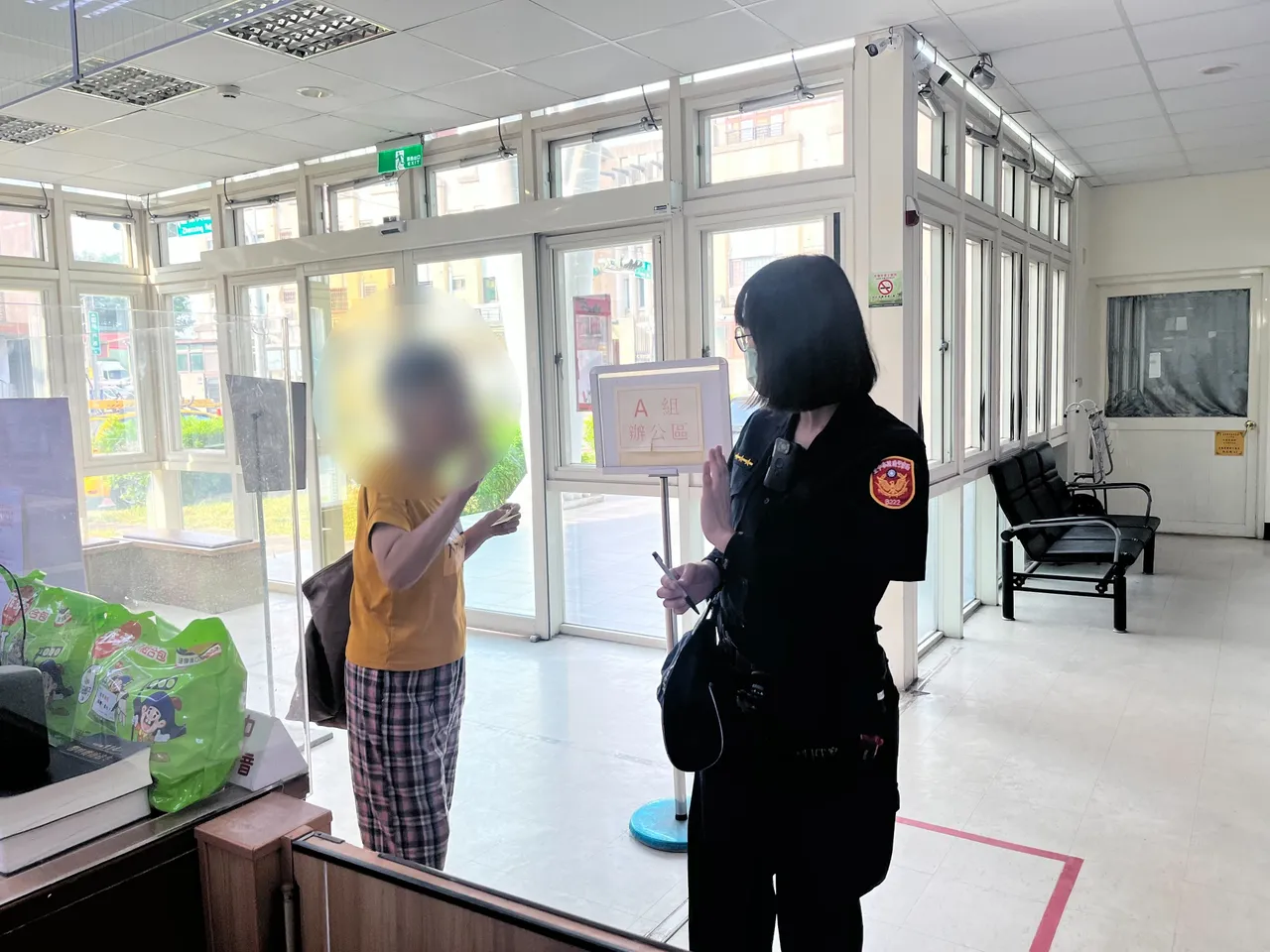 蔡孟涵一番比对后,确认运将身分并让李女与运将相约还款时间。翻摄画面