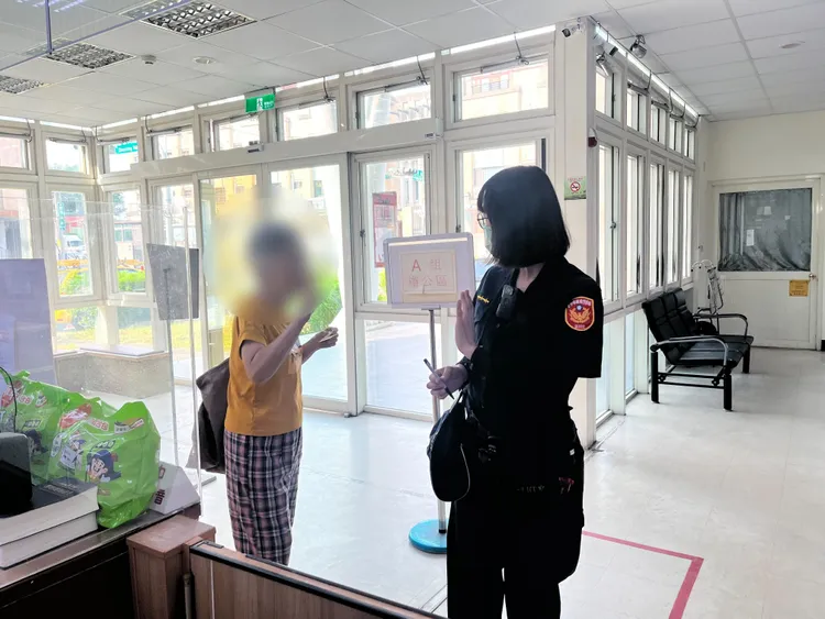 蔡孟涵一番比對後，確認運將身分並讓李女與運將相約還款時間。翻攝畫面